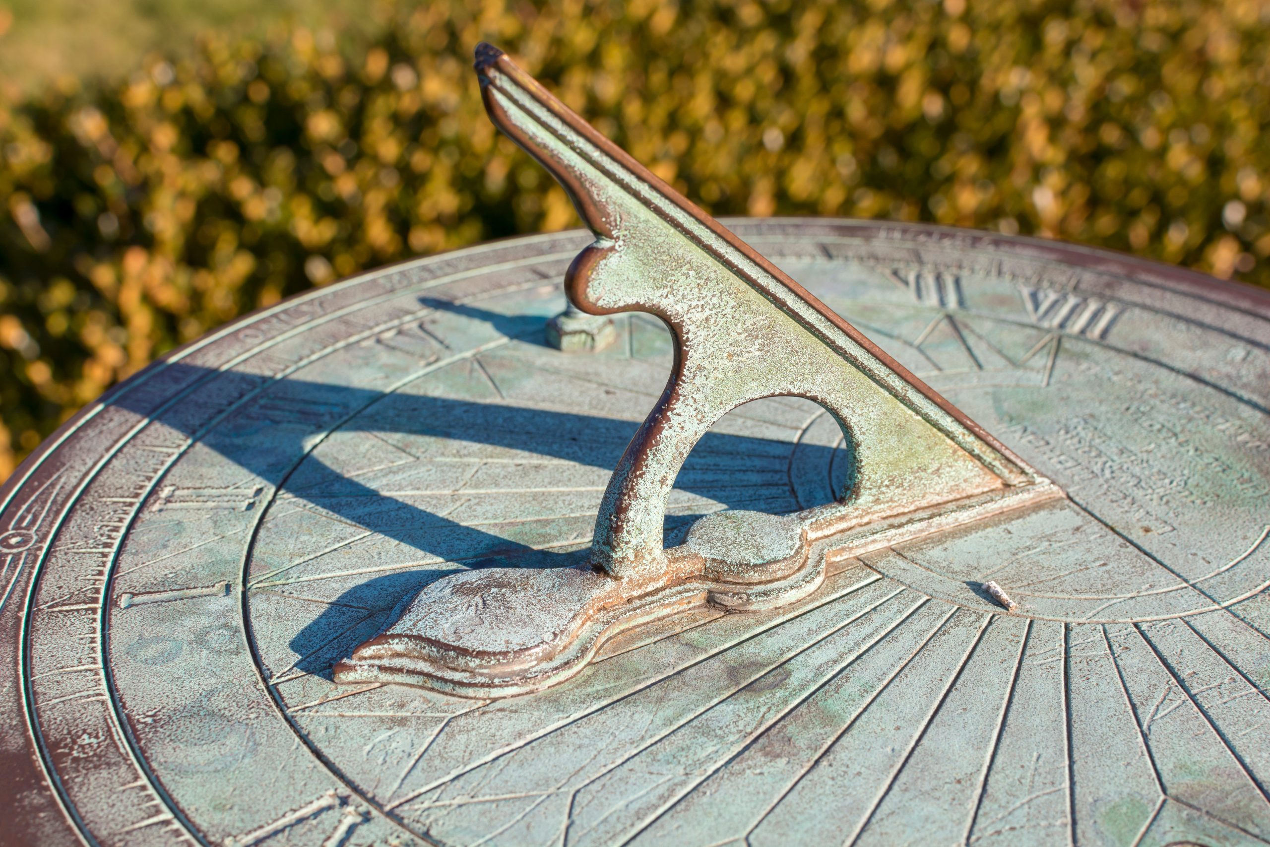 A,Vintage,Sundial,With,Green,Patina,Throws,A,Long,Shadow,