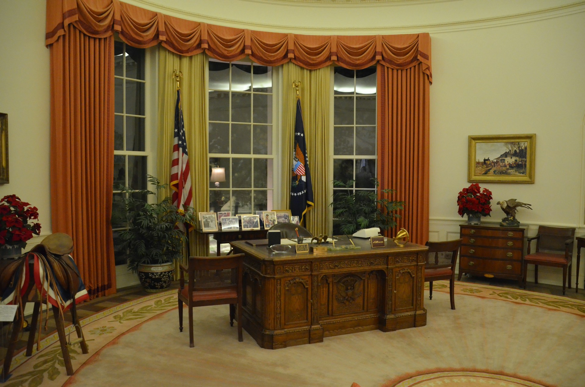 history-of-resolute-desk